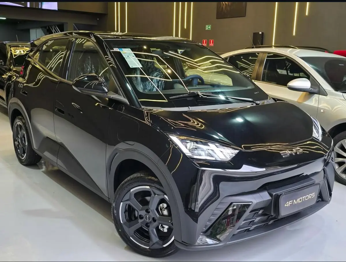 Veículo em destaque no pátio da 4F Motors