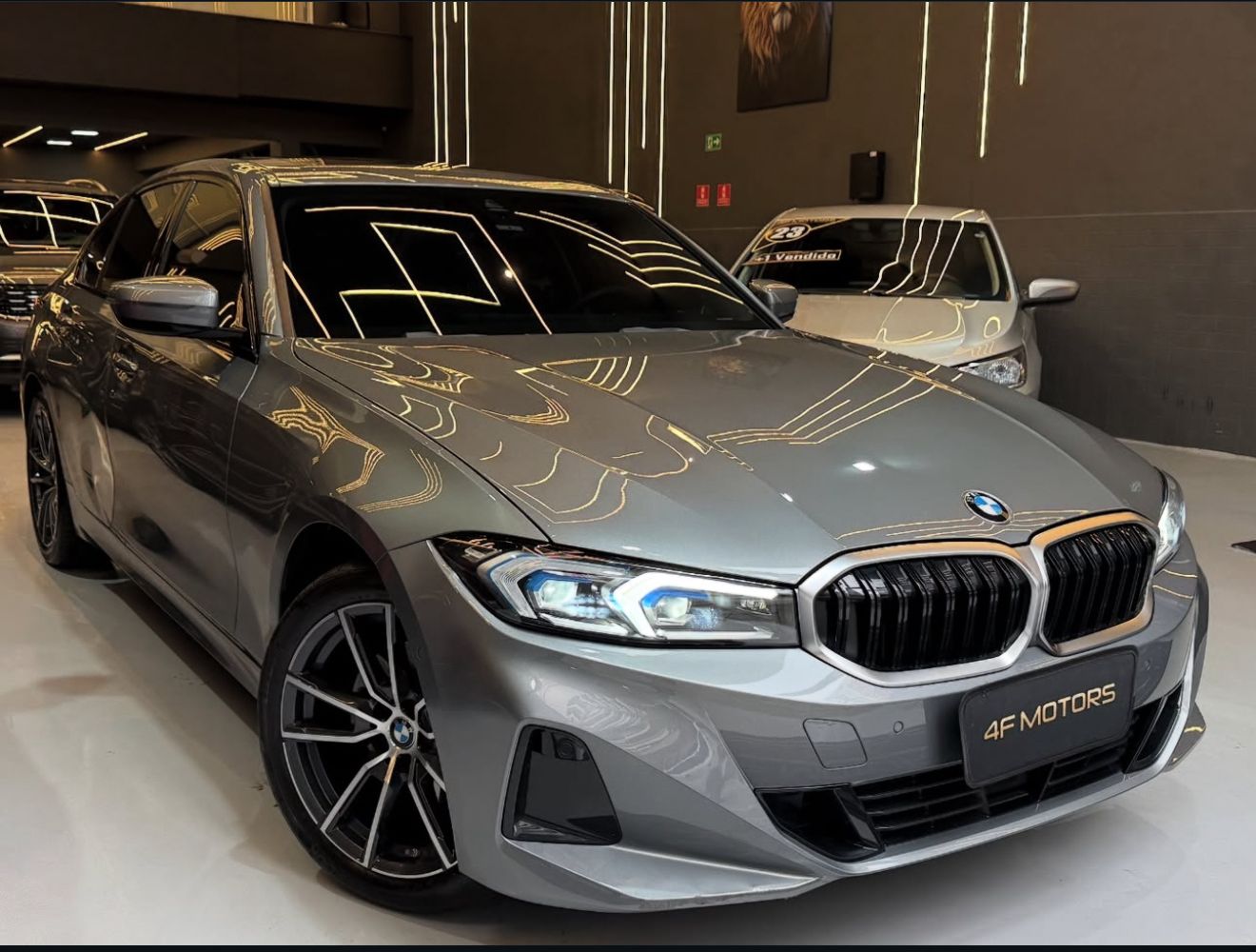 Veículo premium no showroom da loja física da 4F Motors