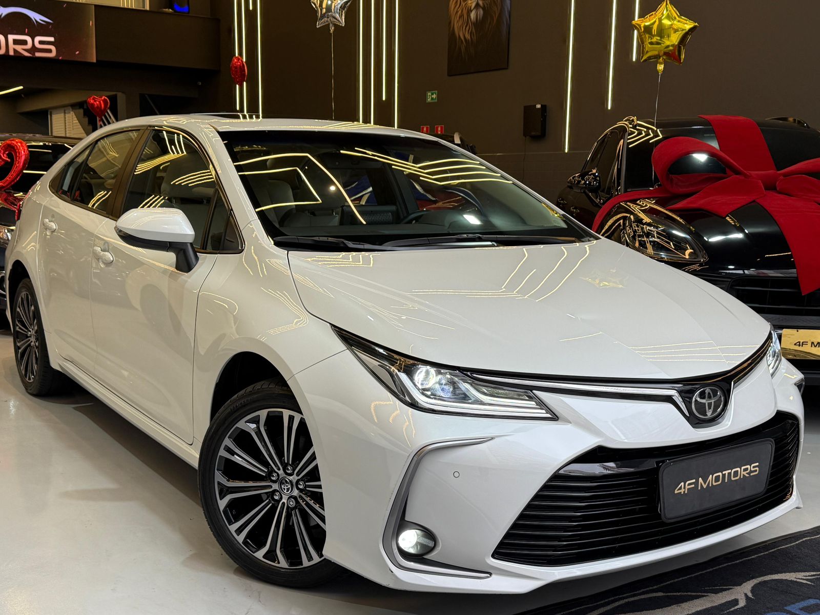 Sedã branco exposto no showroom da 4F Motors